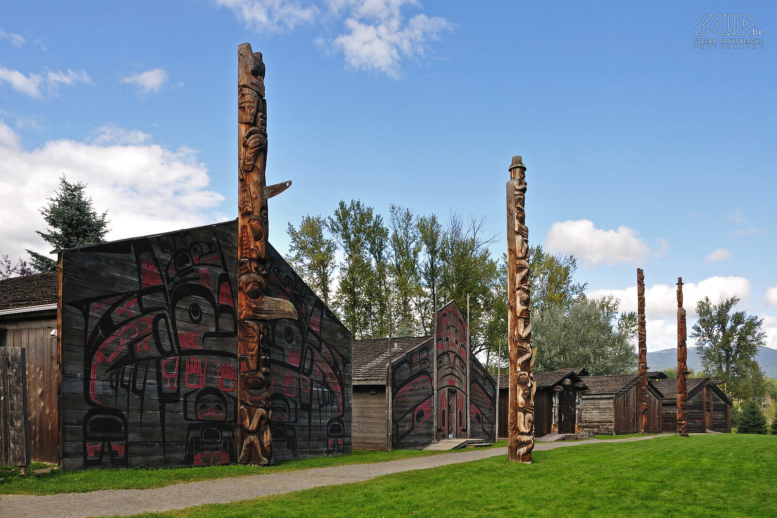 Hazelton - Ksan After 2 days of driving to the west coast we visited the interesting Ksan Historical Village with longhouses and totempoles of the Ksan native people. Stefan Cruysberghs